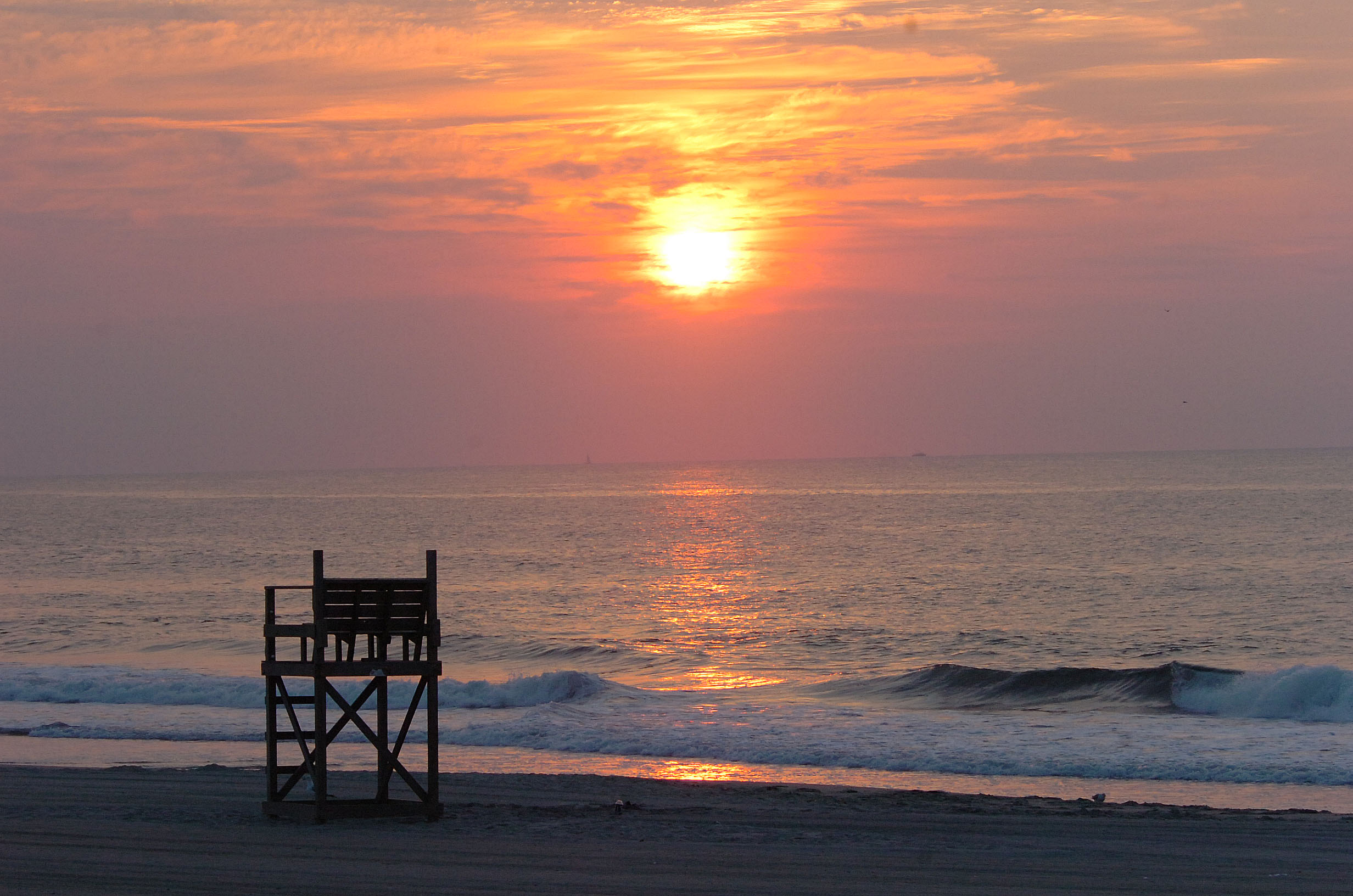A vacant lifeguard stand at the beach